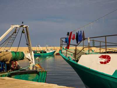 Al loro interno qualche pescatore riposa mentre i suoi vestiti sono stesi ad asciugare sulle corde
